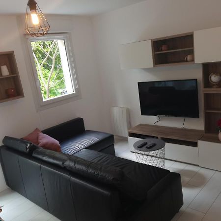 Home Up Bezons Luaran gambar